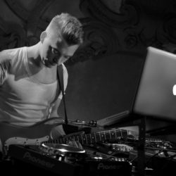 julian-neumann-als-dj-nilian-djpluslive-guitar
