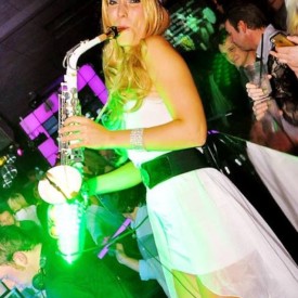 SAXY VIBES - DJanosch mit LED-Saxophone